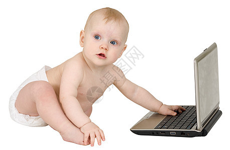 有笔记本电脑在白色背景上被孤立的小可爱孩子背景图片