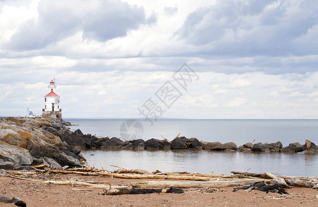 在苏必利尔湖一带岩石码头尽头的灯塔图片