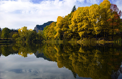 保加利亚秋天风景镜子蓝色橙子支撑红色公园树木远景环境图片