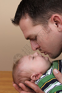 父亲和儿子爸爸孩子情感家庭黑发眼睛条纹男生童年婴儿图片