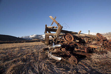 废弃的废旧垃圾堆残渣抢救 废弃褪色运输炙烤破坏合金车轮金属垃圾场古董卡车图片