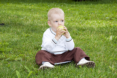 一个有苹果的前童的肖像食物营养男生饮食青年男性快乐水果男人小吃图片