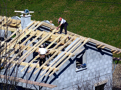 木匠盖房顶屋顶图片