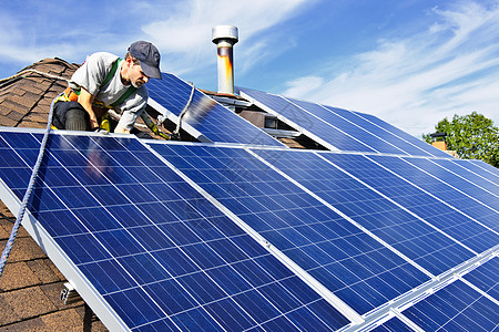 太阳能电池板安装住宅程序屋顶男人面板控制板能源力量工人绿色图片