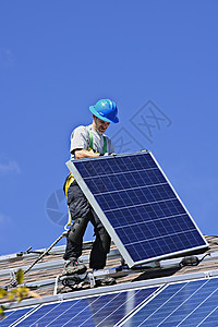 太阳能电池板安装网格力量面板男性光伏绿色安全帽蓝色细胞能源图片