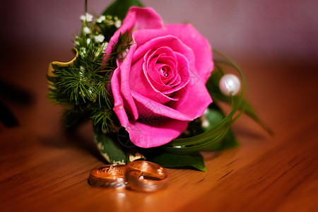 花朵和结婚戒指图片