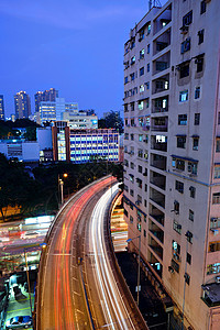 夜间从高处观察城市的交通情况图片