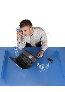 一个优雅的男子汉笔记本合作交换人士数据组织家庭电脑蓝色眼镜图片