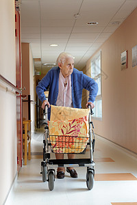 男护士和高级女性养老院生活卫生祖母女士保健拐杖退休医疗锻炼图片