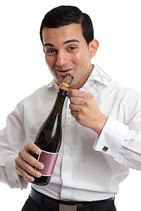 快乐的人开酒或香槟的欢乐男人图片
