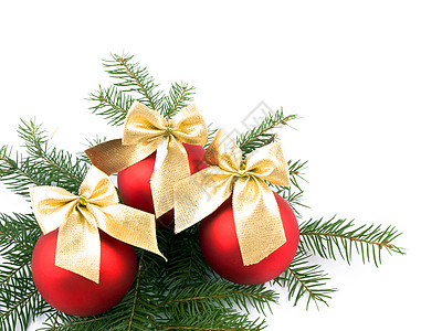 三个圣诞玻璃球云杉作品假期绿色红色芳香背景图片