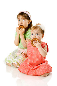 两姐妹会食物孩子们孩子快乐地面饼干婴儿喜悦面包幸福图片
