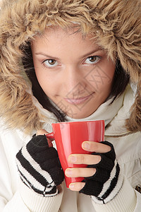温冬女孩 热杯子快乐女性微笑青少年咖啡青年皮肤喜悦夹克毛皮图片