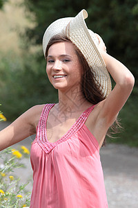 乡下一个美丽的女孩场地假期帽子套装农场生活呼吸太阳女士花朵图片