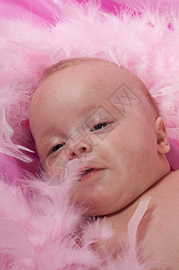 3个月大的婴儿躺在粉红色的毯子上 和粉红的波巴图片