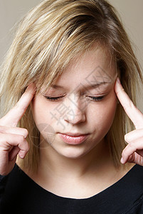 头痛挫折症状前额女性女孩沮丧痛苦青年疾病女士图片