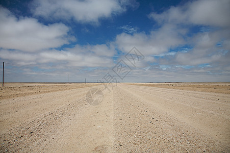 大沙土和平坦公路图片