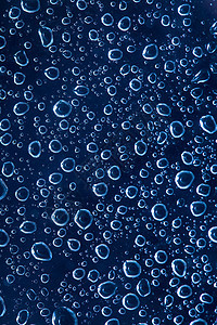 水滴窗户雨滴蓝色绿色水分宏观玻璃耀斑环境反射图片