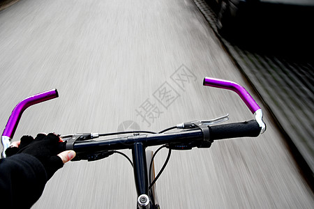 自行车速度危险山地沥青手套交通骑士运输运动跑步图片