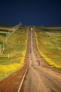 萨斯喀彻温乡村公路沿线的暴云场景栅栏乡村风景旅行天气草原车辆小路照片图片