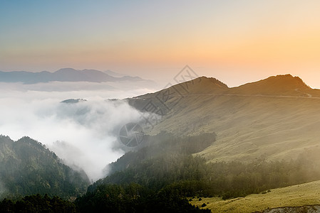 山地风景橙子天空森林公园爬坡场景环境农村戏剧性合欢图片