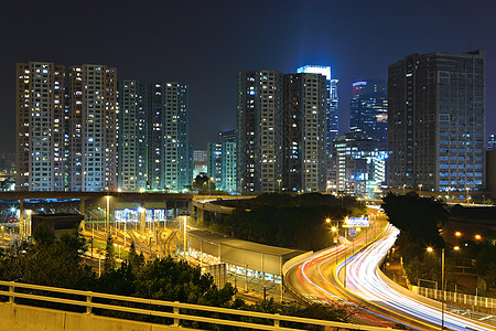 夜间现代城市蓝色商业速度场景景观线条街道公共汽车市中心交通图片