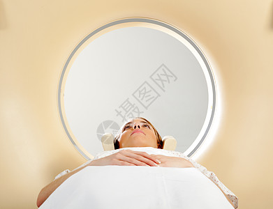 妇女进行CT扫描射线照相辐射检查卫生x光癌症药品扫描器女士图片