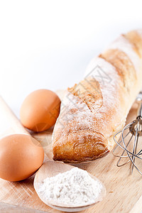 面包 面粉 鸡蛋和厨房用硬皮桌子木板别针烹饪勺子食物用具玉米粮食图片