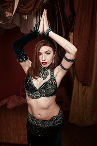 美丽的贝贝舞者情调天鹅绒腹部异国姿势文化螺柱手势女士肚脐图片