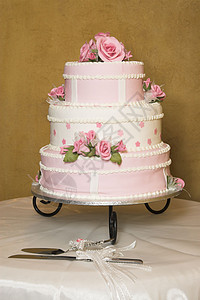 沙漠玫瑰婚礼蛋糕餐具沙漠奶油派对升降机桌子粉色花朵玫瑰绿色背景