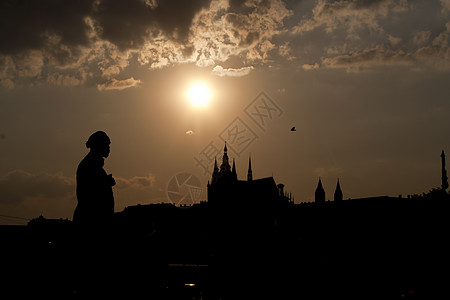 城市剪影布拉格大楼的轮廓雕塑黑色历史剪影男性旅游城市地标房屋天空背景