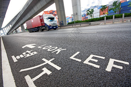 桥下高速公路天际市中心摩天大楼旅行运输速度交通城市场景公共汽车图片