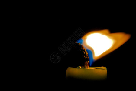 黑暗中的蜡烛灯芯烧伤火焰背景图片