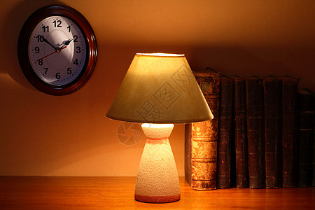 灯光效果灯光和书本活力力量教育灯罩时间阴影桌子小时效果光束背景