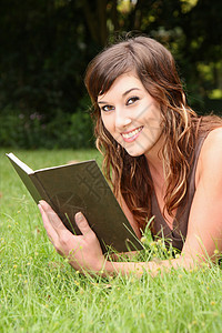 阅读一本书的漂亮女孩图片