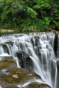 水瀑速度美丽荒野石头岩石树木溪流旅行场景池塘高清图片
