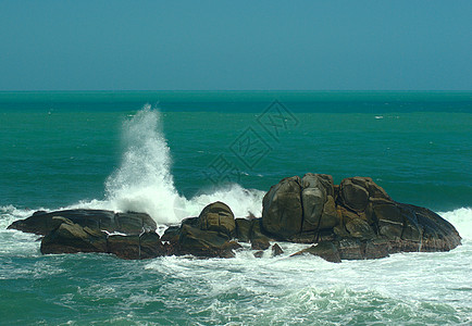 冲撞岩石的波浪冲浪天空编队海岸蓝色海洋悬崖压力泡沫力量图片