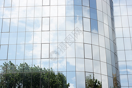 现代建筑玻璃玻璃 反映树木和云的本质蓝色反射天空摩天大楼技术正方形城市中心市中心场景图片