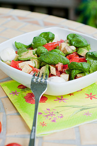 多彩色沙拉场地食物桌子盘子营养维生素蔬菜红色绿色宏观背景图片