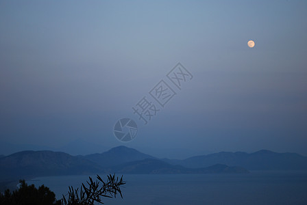 夜色风景沉思岩石天空地平线丘陵海景水平叶子海洋蓝色图片