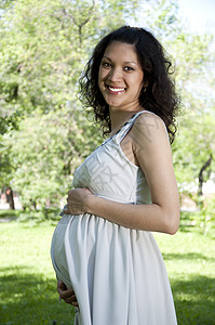 怀孕的年轻女孕妇微笑妈妈生活公园快乐女性幸福女孩紫色成人黑发图片