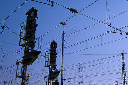 铁路信号和间接费用电线基础设施信号箱金属技术电压红绿灯通电路线电缆电气背景图片