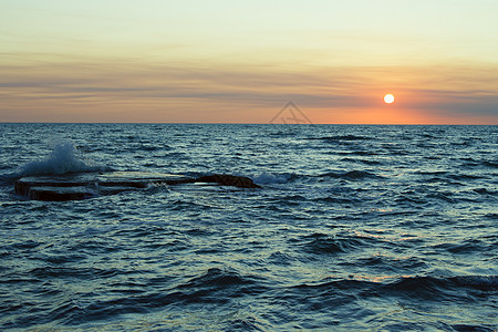 日落在海边太阳橙子支撑海滩晴天海洋阳光风景海浪海岸图片