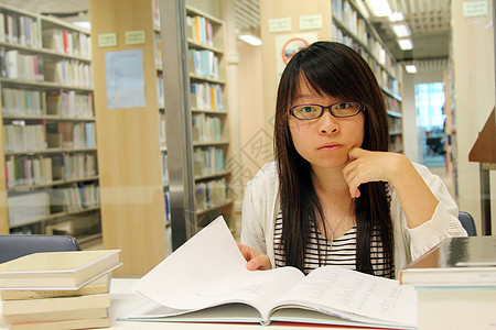 图书馆亚洲女学生笔记本成人知识课堂大学学习身体书柜书架学校图片