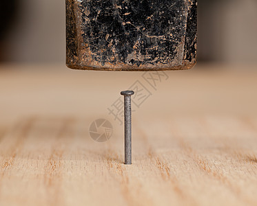 钉子被锤打成木头构造建设硬件指甲锤击木材锤子司机维修工具图片