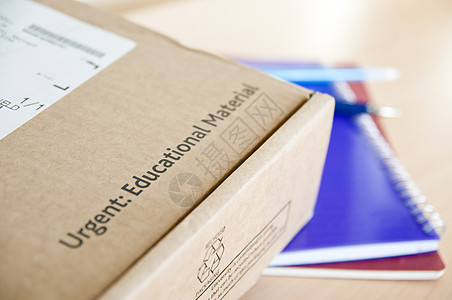 远程学习的提供课本笔记本教材纸板教育邮件课程送货邮政远程教育背景图片