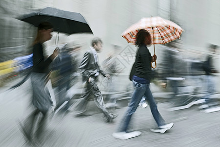 纽约雨中的模糊运动图片