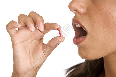 年轻女青年用药丸塞进她的嘴里女士药品药片药物药店女孩疾病工作室治疗女性图片