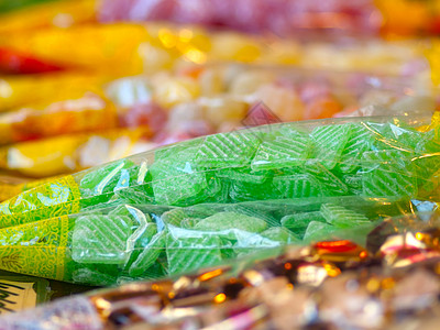 包件中多彩糖果市场摊位图片