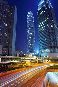 夜间通过香港市中心进行交通往来辉光商业建筑公共汽车城市戏剧性市中心线条运动旅行图片